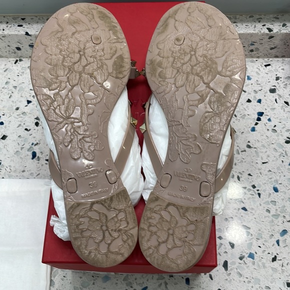 Valentino Garavani Rubber Rockstud thong Sandal - Picture 8 of 9